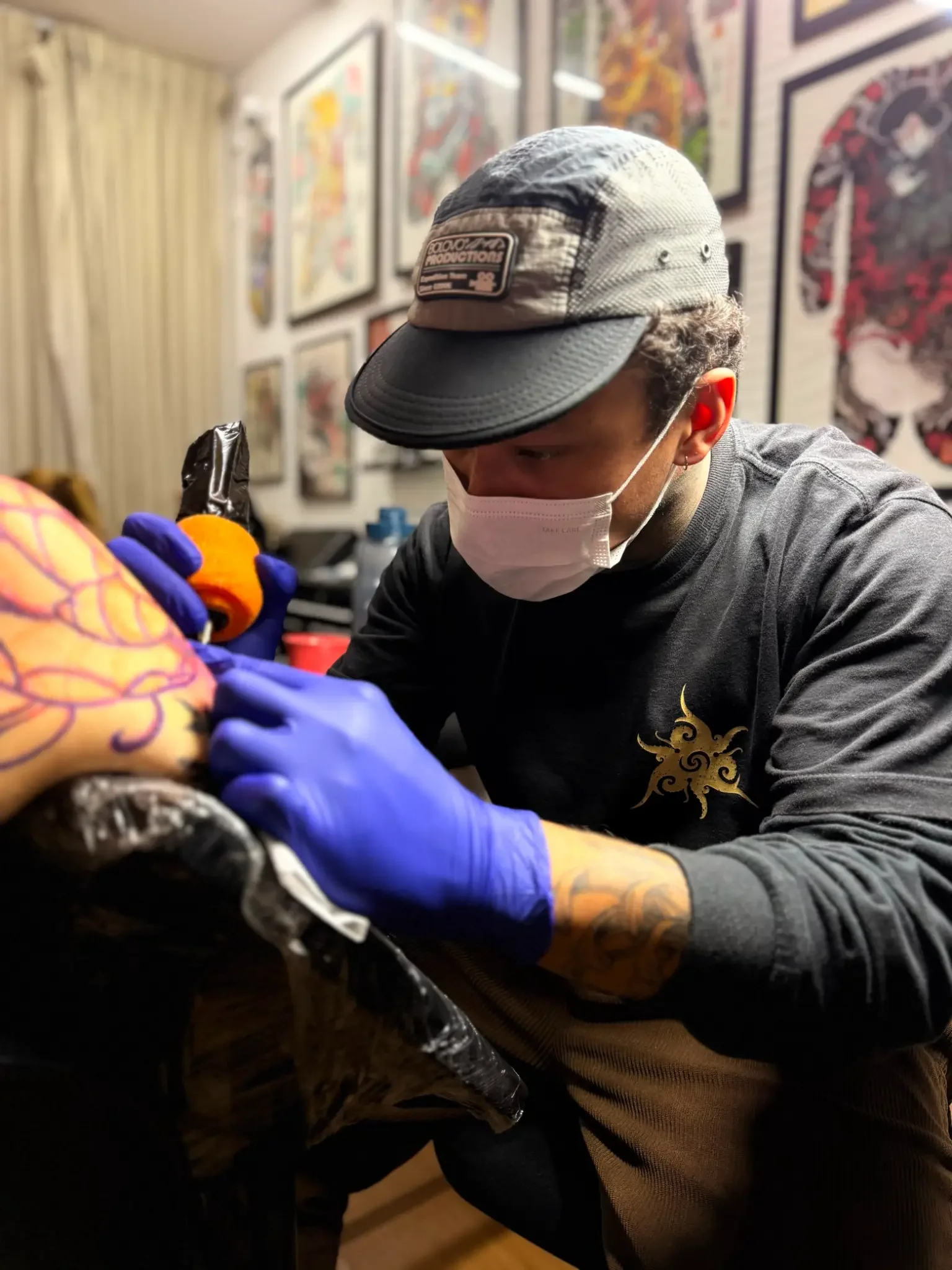 Tatuador trabalhando em uma composição ornamental